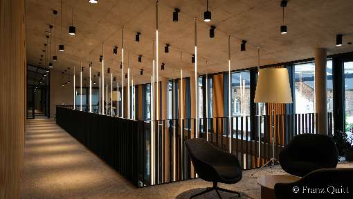 Images 1 - 3: Veneer conjures up a pleasant feel-good environment with timeless elegance from comparatively sober-looking living and working environments. Photos: Franz Quitt
